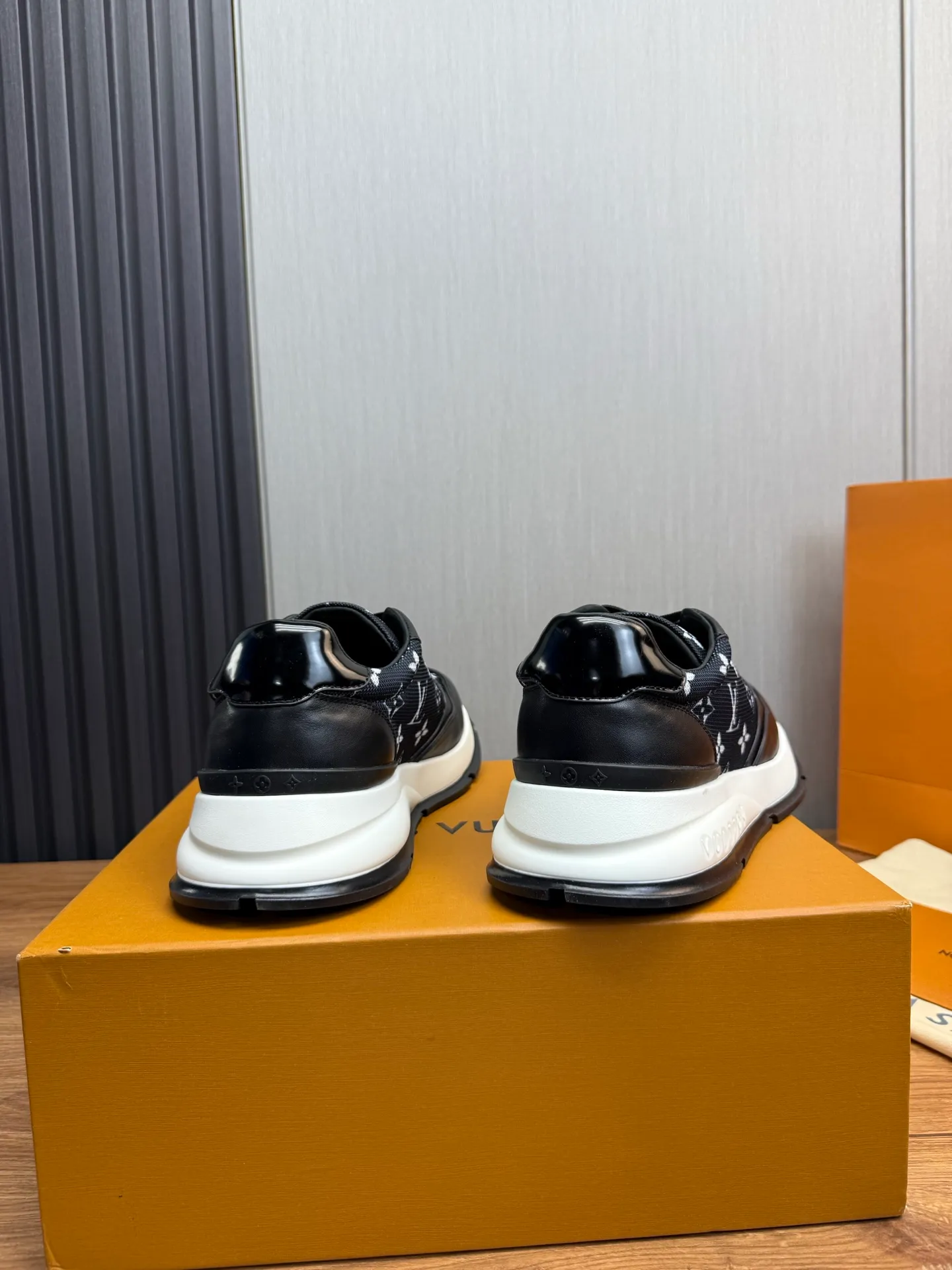 Men's shoes 💰800💰 LOUIS VUITTON [Luden Yiwei] Brand new trendy Lv is on the market 🎁, casual and fashionable men's shoes 👟Original 1:1 shipment✅ The upper is made of imported brand leather + cowhide lining, the original wear-resistant rubber outsole, the version is simple and elegant, exclusive for trendy men. 38-44 (customized at 38.45)